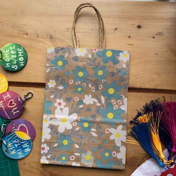 flowers kraft gift bag 21 x 13 cm